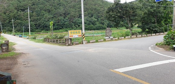 창수면 삼계2리 동삼거리 내리막길이라 과속으로 인한 안전사고의 위험이 높은 곳이다. =권영대 기자