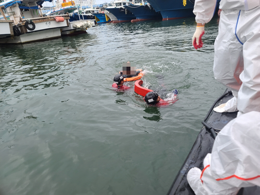익수자를 여수해경 대원들이 인명구조장비를 건네주고 곧바로 도착한 구조대 구조보트로 무사히 구조했다. ⓒ 여수해경