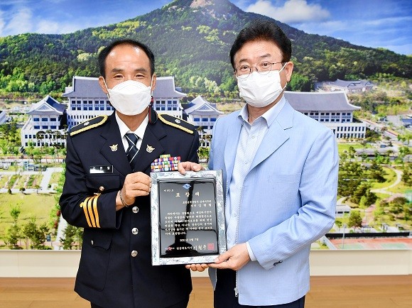 이철우 경상북도지사는 7일 도청에서 포항 형산강 섬안큰다리 인근에서 극단적 선택을 시도한 30대 남성을 구한 포항남부경찰서 상대지구대 김현필 경위(56세)에게 표창패를 수여했다. ⓒ 경북도