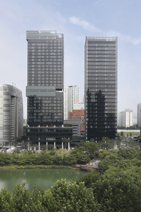 KT는 Enterprise부문 및 AI/DX융합사업부문을 최근 완공된 'KT송파빌딩'으로 이전한다.ⓒ KT