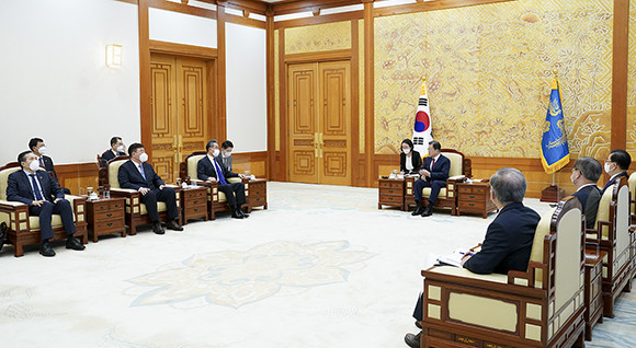 문 대통령은 시진핑 주석과 함께한 합의들이 원만하게 이행되고, 만족할 만한 결실을 거둬 전략적 협력 동반가 관계가 더 높은 단계로 발전돼 나가길 기대한다고 밝혔다. ⓒ 청와대