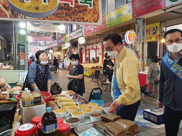 포항 남구청장은 16일 큰동해시장에서 '추석맞이 전통시장 장보기 행사'를 가졌다. ⓒ 남구청