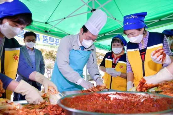 이용섭 광주광역시장이 17일 오전 북구 동림푸른마을 3단지를 방문해 거점봉사단 자원봉사자들과 함께 지역 독거노인과 소년소녀 세대 등 취약계층에 전달할 명절 음식을 만들고 있다. ⓒ 광주광역시