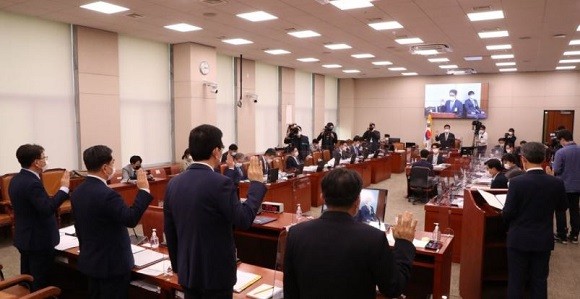2020 국정감사 당시 증인들이 선서를 하고 있다. ⓒ 연합뉴스