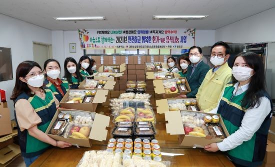 완도군은 귀성·역귀성 자제로 가족과 만남이 어려운 어르신 2000세대에 ‘한가-we 음식 나눔’ 키트를 지원했다. ⓒ 완도군