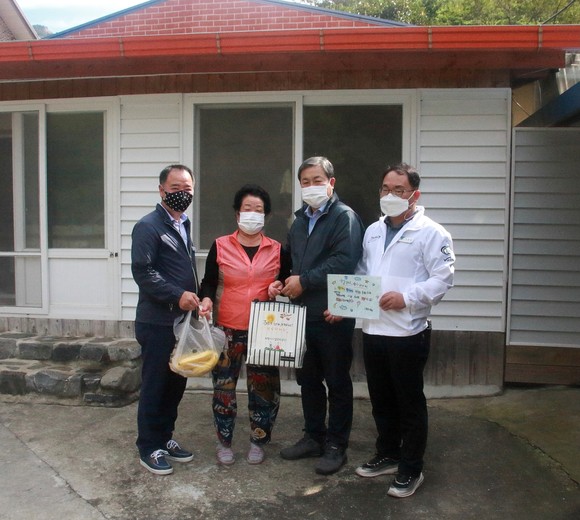 보령시시설관리공단은 지난 16일 추석을 맞이해 독거노인 70가구에 송편과 전통음료을 전달 후기념촬영을 하고 있다. ⓒ 보령시설관리공단
