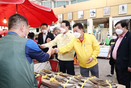 추석맞이 전통시장을 방문한 구충곤 화순군수, 김영록 전남도지사가 지역화폐인 화순사랑상품권을 이용해 농수산물을 사고 있다. ⓒ 화순군