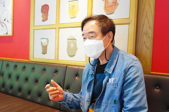 지난 16일 본지와 인터뷰를 진행하고 있는 김종민 익산 폐석산 일반폐기물 매립 주물사업장 비상대책위원장. ⓒ 프라임경제