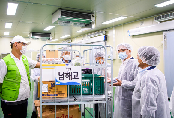 장충남 남해군수가 먹거리통합지원센터를 점검하고 있다. ⓒ 남해군