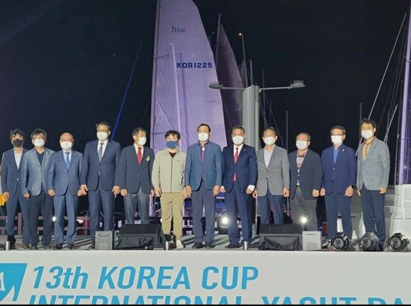 제13회 코리아컵 국제요트대회 참석자들이 개막식에 이어 기념촬영을 하고있다. ⓒ 코리아컵 국제요트대회조직위