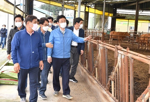 이철우 경북도지사는 27일 영천 소재 한우농가를 찾아 애로사항을 청취하고 현장점검을 실시했다. ⓒ 경북도
