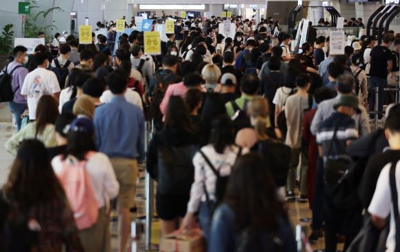 김포공항 국내선 청사에 여행객들로 붐빈 모습. ⓒ 연합뉴스