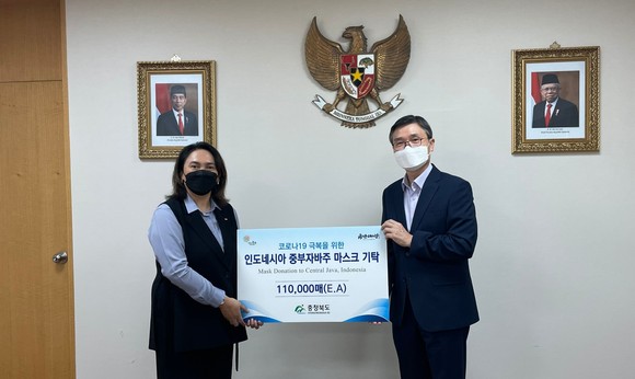 왼쪽부터 젤다 울란 카르티카 주한 인도네시아 대사관 공사, 박현규 충북도 국제관계대사. ⓒ 충북도