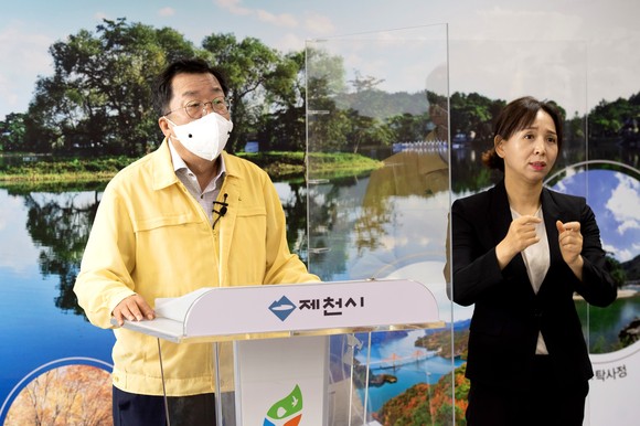 이상천 제천시장 브리핑 모습. ⓒ 제천시
