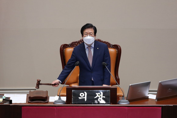 박병석 국회의장이 28일 서울 여의도 국회 본회의에서 개의선언을 하고 있다. ⓒ 국회사진기자단