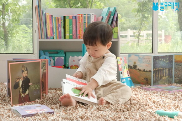 블루래빗이 '우리아이 첫 토이북 프리미엄 에디션'을 오는 29일 CJ온스타일에서 단독 방송한다. © CJ온스타일