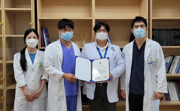 (왼쪽부터) 임가희 전담간호사, 윤건 전공의, 김승범·최만규 교수. © 경희의료원