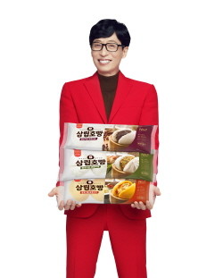 방송인 유재석이 SPC삼립의 삼립호빵 신제품을 들고 포즈를 취하고 있다. ⓒ SPC