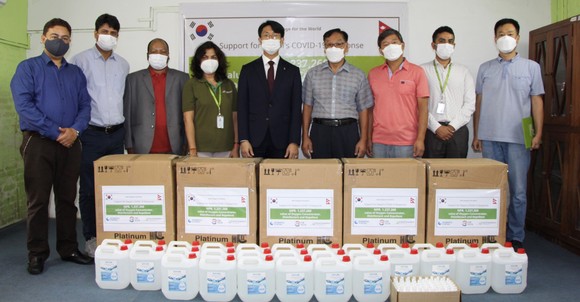 네팔 현지 코로나19 방호물품 전달식 후 기념촬영을 하고 있다. ⓒ 중부발전