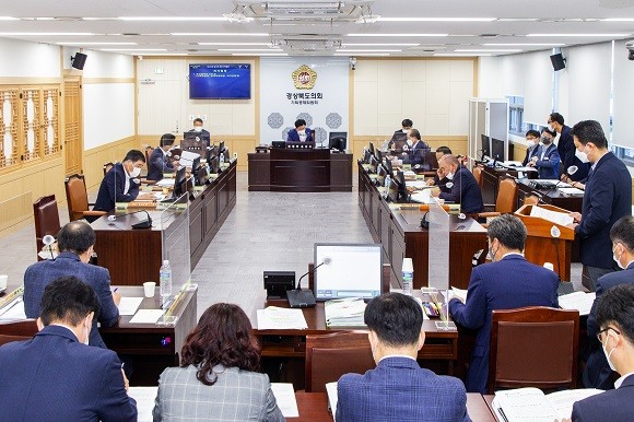 경북도의회가 포스트 코로나특별위원회 업무 보고를 하고 있다. ⓒ 경북도의회