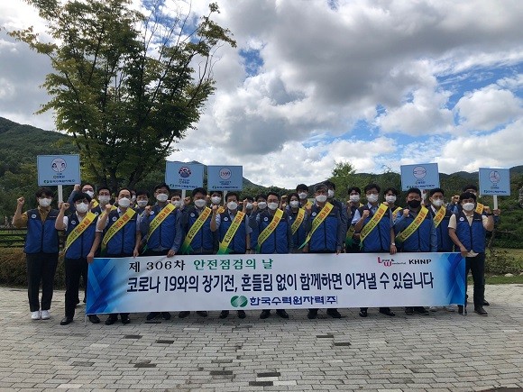 30일 한수원 품질 안전본부가 제306차 안전점검의 날 행사로 경주 성동시장, 경주역 일원에서 코로나 19 예방 캠페인을 펼쳤다. ⓒ 한국수력원자력
