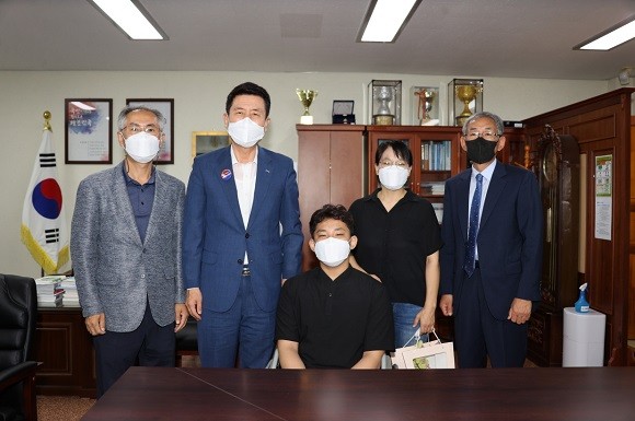 이강덕 포항시장은 30일 장애를 극복하고 국가직과 지방직 공무원 시험에 동시 합격한 포항 장성고등학교 3학년 남희욱 학생을 만나 기념촬영을 하고 있다. ⓒ 포항시