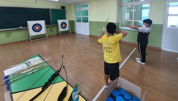 전통체육축제에서 학생들이 활쏘기 체험을 하고 있다. ⓒ 충남교육청