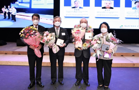김돈곤 청양군수가 청양군민의 날 기념사에서 역량 결집 당부-군민대상 시상 후 기념촬영을 하고 있다. ⓒ 청양군