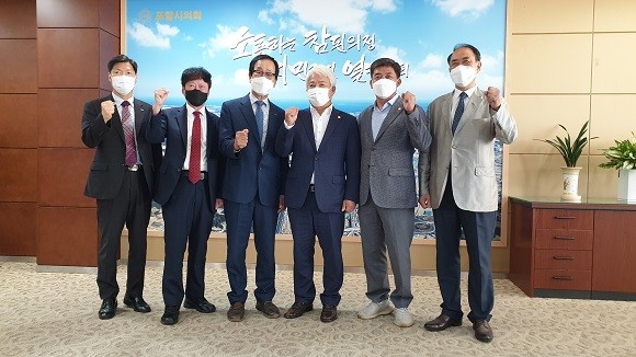 포항시의회 정해중 의장과 경제산업위원회 김철수 위원장은 지난 30일 중소기업중앙회로부터 '중소기업협동조합 육성 및 지원 조례'를 제정한 공로로 감사패를 받았다. ⓒ 포항시의회