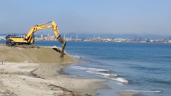 1일 포항 도구해수욕장에서 국군의 날 행사가 대대적으로 펼쳐지면서 입출입이 통제된 가운데 양빈공사가 계속 진행되고 있다. = 권영대 기자