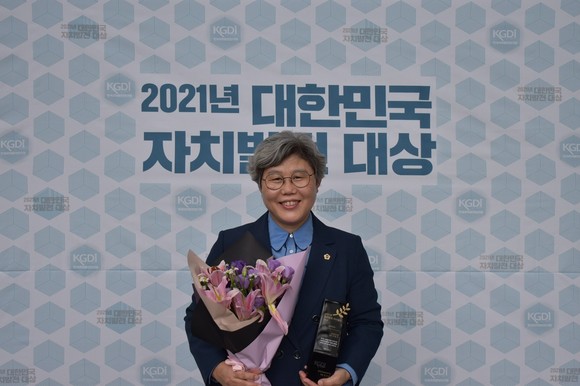 김명숙 충남도의원이 5일 대한민국 자치발전부문 대상을 수상 후 기념촬영을 하고 있다. ⓒ 의회사무국