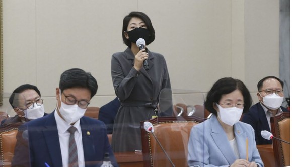 권남희 머지플러스 대표가 5일 오후 서울 여의도 국회에서 열린 정무위원회의 공정거래위원회·한국소비자원·한국공정거래조정원에 대한 국정감사에 증인으로 출석해 의원 질문에 답하고 있다. ⓒ 연합뉴스