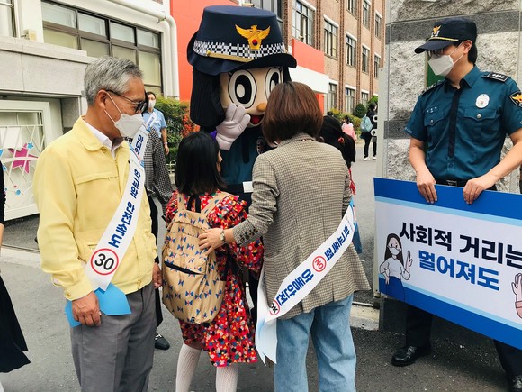 6일 대전자치경찰 출범 100일 맞이 아동 안전을 위한 캠페인 모습. ⓒ 대전시