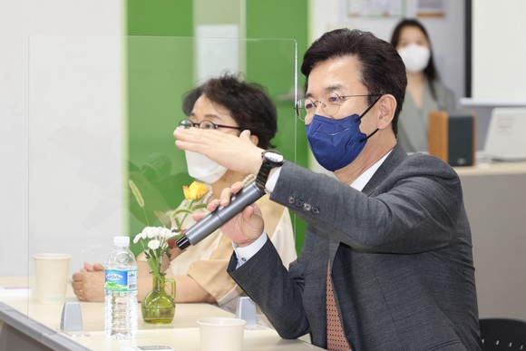 허태정 시장이 지난 5일 대전YWCA여성인력개발센터를 방문해 직업훈련과정 교육생들과 소통하는 시간을 가졌다. ⓒ 대전시