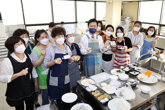허태정 시장이 지난 5일 대전YWCA여성인력개발센터를 방문해 아동요리지도자 교육과정에 참여자들과 찹쌀떡 만들기를 함께하고 기념촬영을 하고 있다. ⓒ 대전시