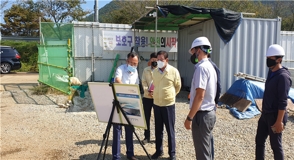조근제 함안군수가 한바다지구 배수개선사업 현장점검을 하고 있다. ⓒ 함안군