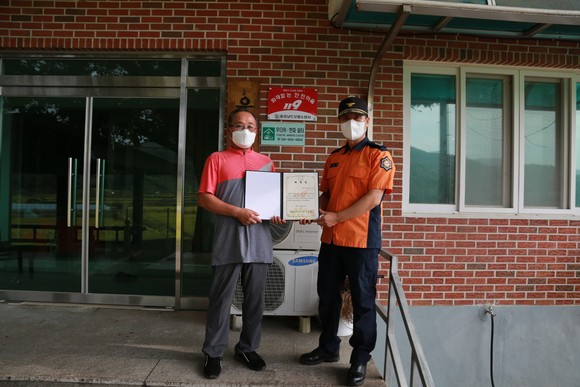 김윤정 과장님이 이장님께 수여 후 기념촬영 모습. ⓒ 보령소방서