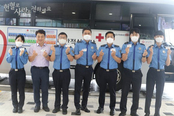 하태영 서장부터 과장, 순경까지 헌혈 동참 후 기념촬영을 하는 모습. ⓒ 보령해경