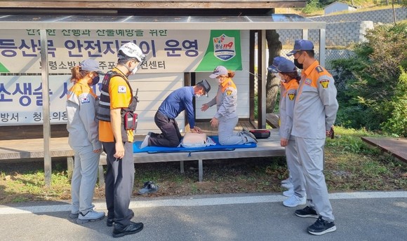 보령시 관내 오서산 등산로에서 가을철 시민들의 안전한 산행을 위한 '등산목 안전지킴이' 운영 모습. ⓒ 보령소방서