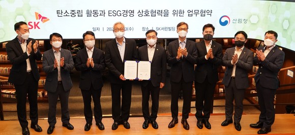 최병암 산림청장(오른쪽 다섯번째)과 에스케이그룹 김 준 에스케이수펙스추구협의회 환경사업위원장이 업무협약을 체결한 뒤 관계자들과 기념촬영을 하고 있다. ⓒ 산림청