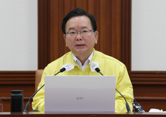 김부겸 국무총리가 15일 정부서울청사에서 열린 코로나19 대응 중앙재난안전대책본부 회의를 주재하고 있다. ⓒ 연합뉴스