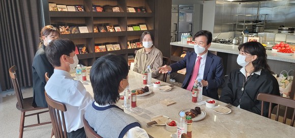 조규일 시장이 청년 농업인, 작가들과 협업 생태계 간담회를 가지고 있다. ⓒ 진주시