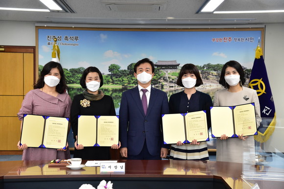 조규일 시장이 국공립·직장어린이집에 위탁계약증서를 전달하고 있다. ⓒ 진주시