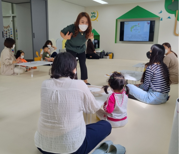 함안군과 창원시 육아종합지원센터가 관내 부모들를 대상으로 교육을 실시하고 있다. ⓒ 함안군