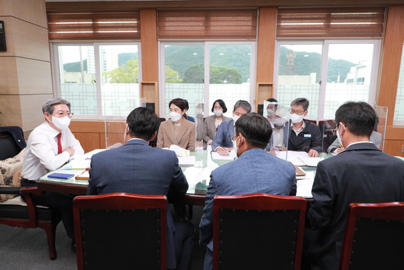 오태완 군수가 2022년 주요업무보고회를 주재하고 있다. ⓒ 의령군