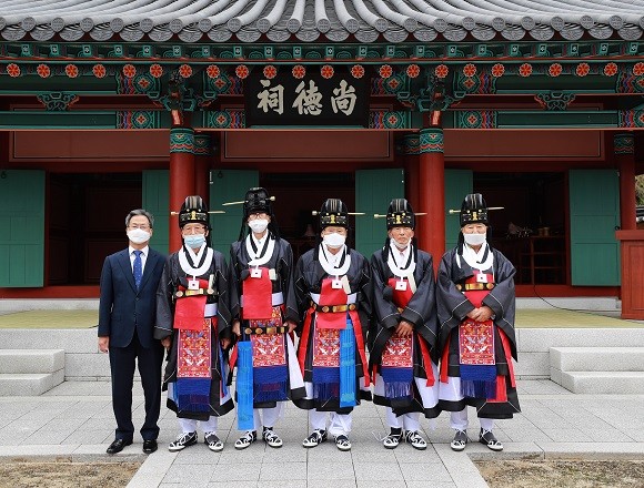 영양군는 영산서원 양산계(회장 권경호)의 주관으로 지난 16일 영산서원에서 지역유림, 기관단체장, 주민 등이 참여해 향사를 봉행했다. ⓒ영양군청
