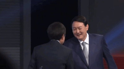 윤석열 전 검찰총장이 홍준표 의원의 어깨를 치며 한마디 하는 영상. ⓒ 온라인 커뮤니티