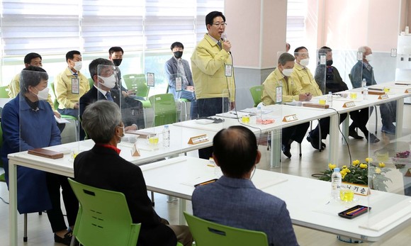 양승조 충남도지사가 18일 서천 노인회을 방문해 도정 성과를 공유하고, 미래 발전 방안을 논의했다. ⓒ 충남도