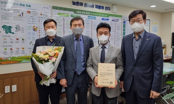 천안시가 산림청 주관 2021년 지자체 합동평가에서 '산림분야 우수기관'에 선정돼 18일 충남도청 농림축산국장실에서 김기욱 산림휴양과장(오른쪽 두번째) 등이 산림청장 표창을 받고 기념촬영을 하고 있다. ⓒ 천안시