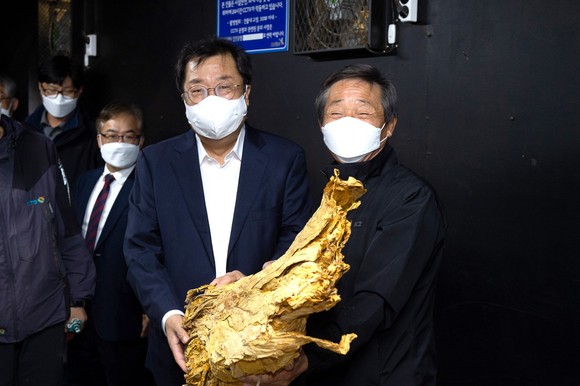 이상천 시장이 지난 18일 잎담배 수매현장을 방문해 잎담배 제천엽연초생산협동조합관계자들을 격려 후기념촬영을 하고 있다. ⓒ 제천시